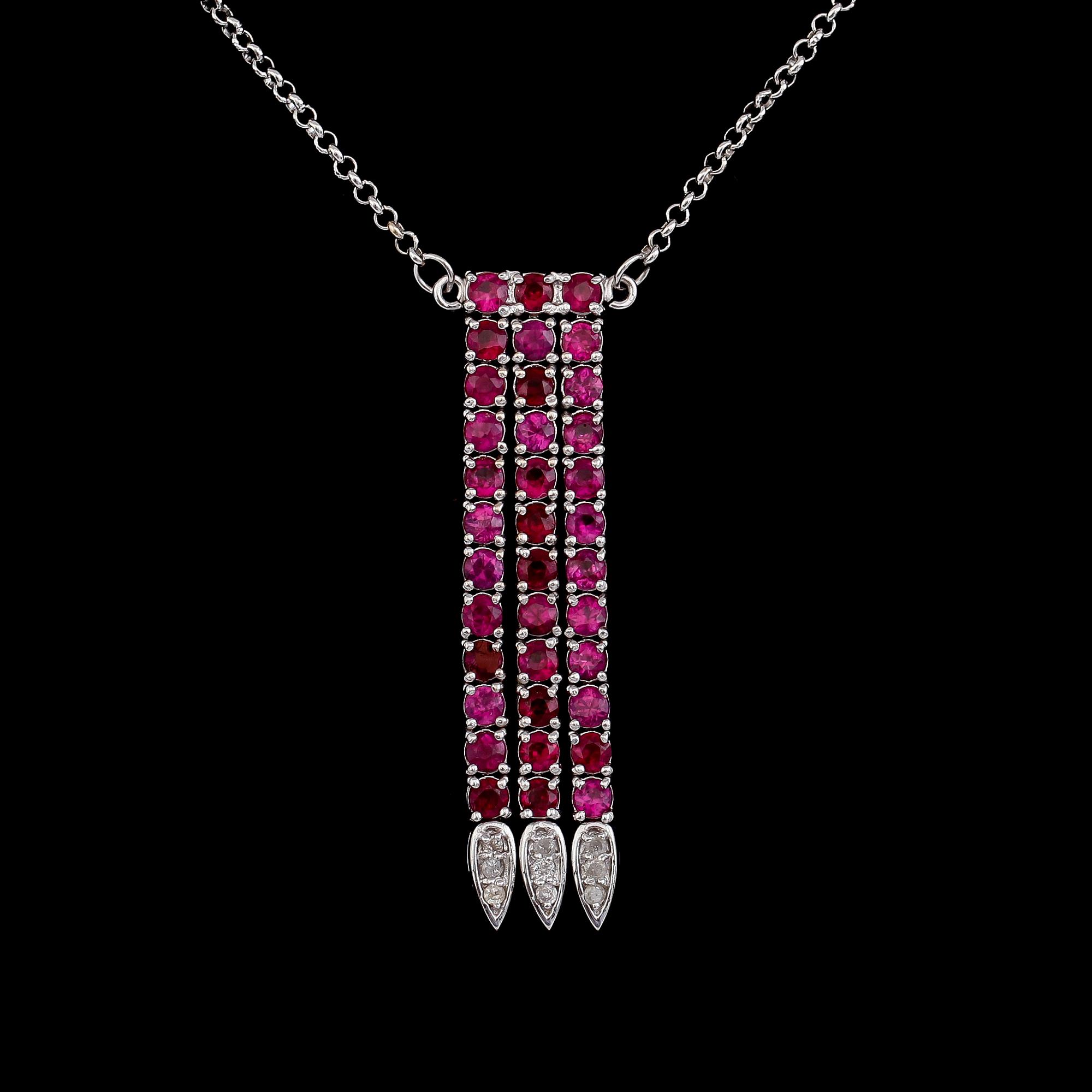 COLLIER, 18 k guld, Pozzo, Italien, rubiner och briljantslipade diamanter. Vikt ca 7,6 g.