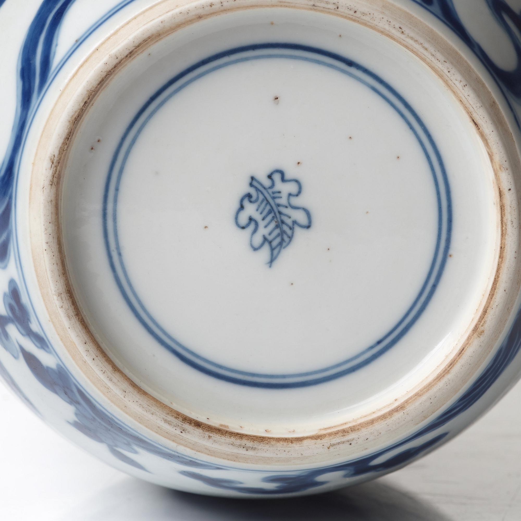 A blue and white vase, Qing dynasty, Kangxi (1662-1722).