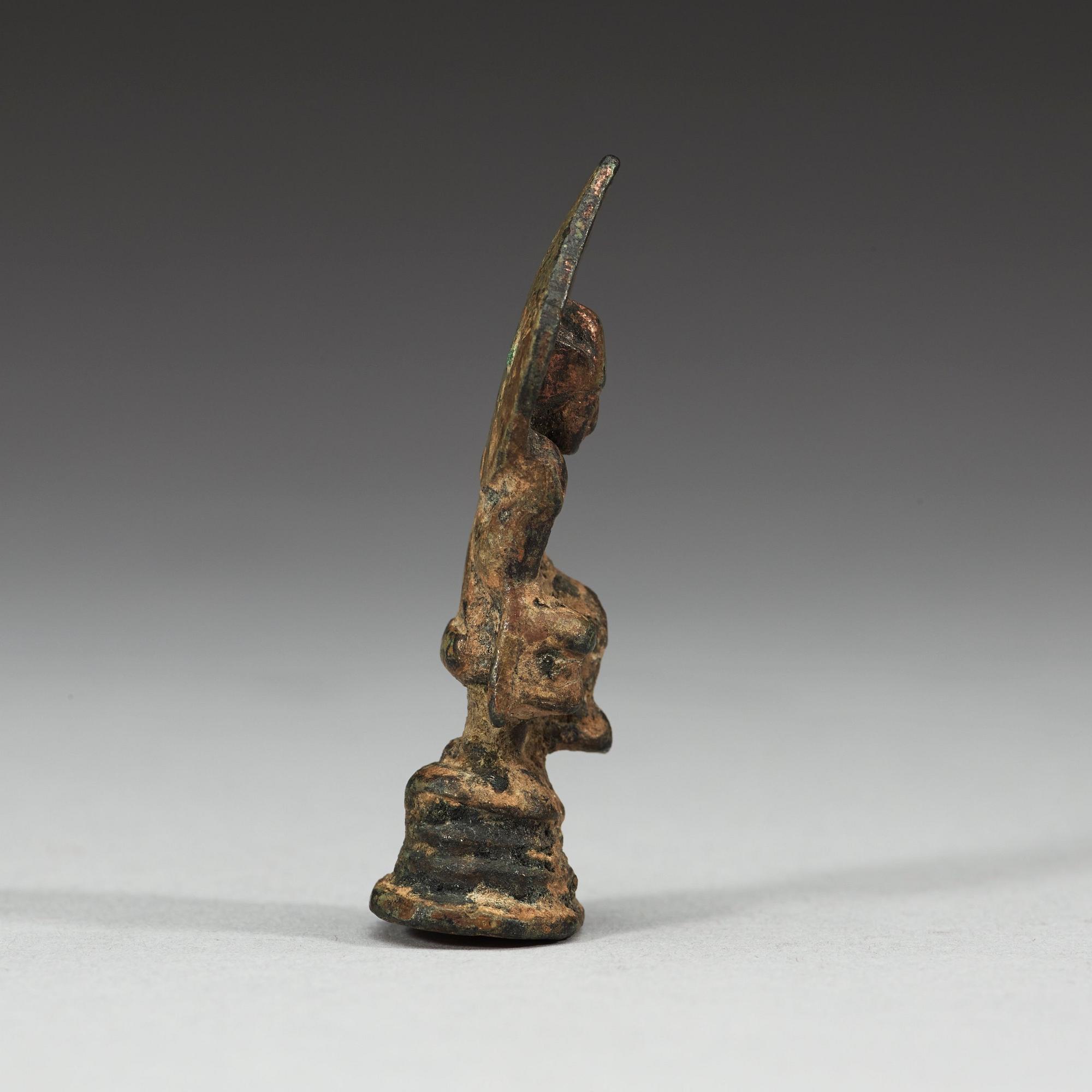 MINIATYR, brons. Troligen Tang dynastin (618-907).