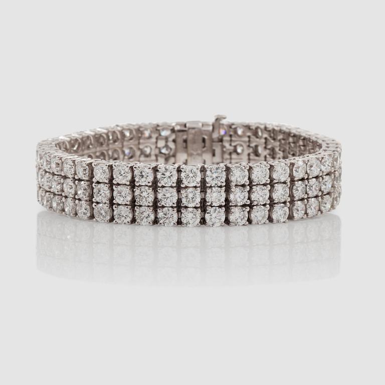 A brilliant-cut diamond bracelet. Total carat weight circa 30.00 cts.
