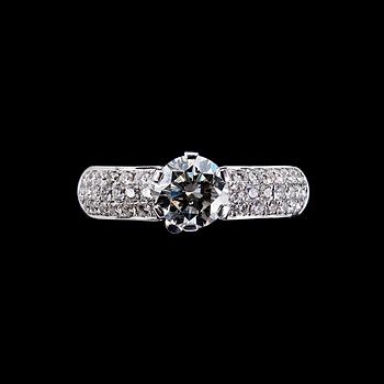 A RING, brilliant cut diamonds. Center stone 1.00 ct. Sidestones 0.39 ct.