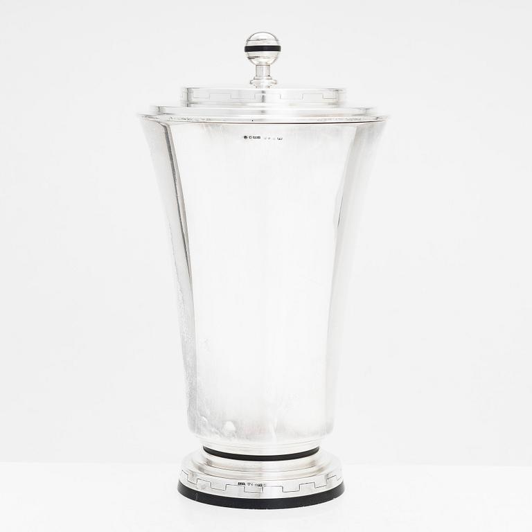 Pokal med lock, silver, Stockholm, finska kontrollstämplar Åbo 1935.