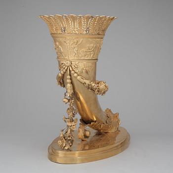 A RARE AND LARGE RHYTON VASE. French Empire, early 19th century.