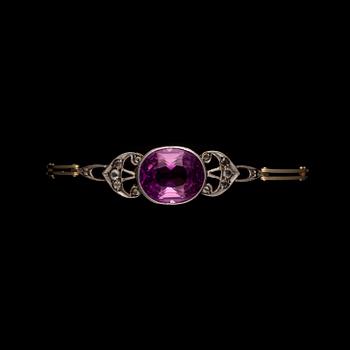 ARMSMYCKE, förgyllt silver, syntetisk korund samt bergskristaller. Sovjetunion 1958-68. Vikt tot. 15 g.