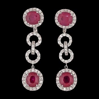 151. ÖRHÄNGEN, ett par, 18k vitguld med fasettslipade rubiner samt briljantslipade diamanter, totalt ca 2.20 ct. Vikt ca16g.