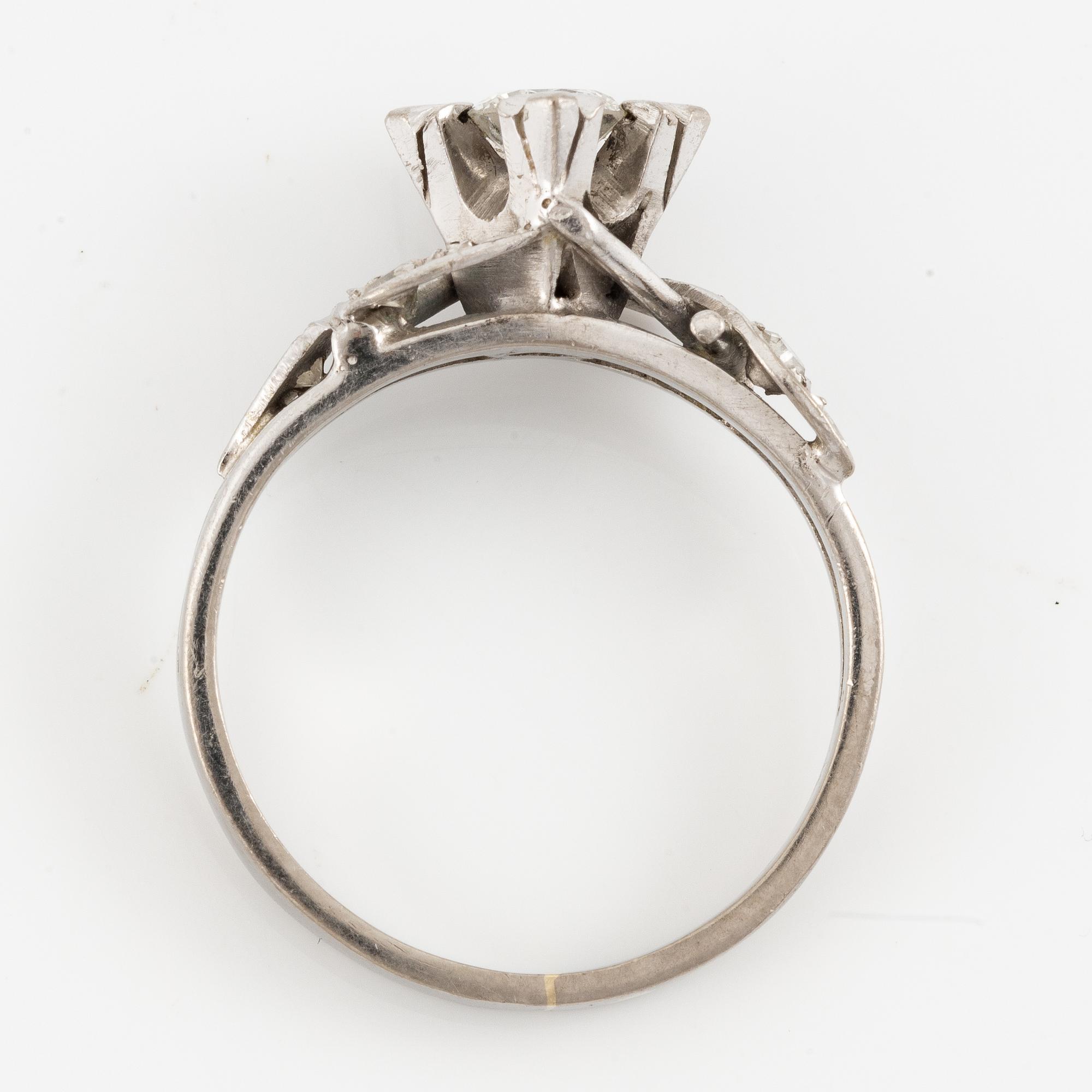 Ring, set with a brilliant-cut diamond.