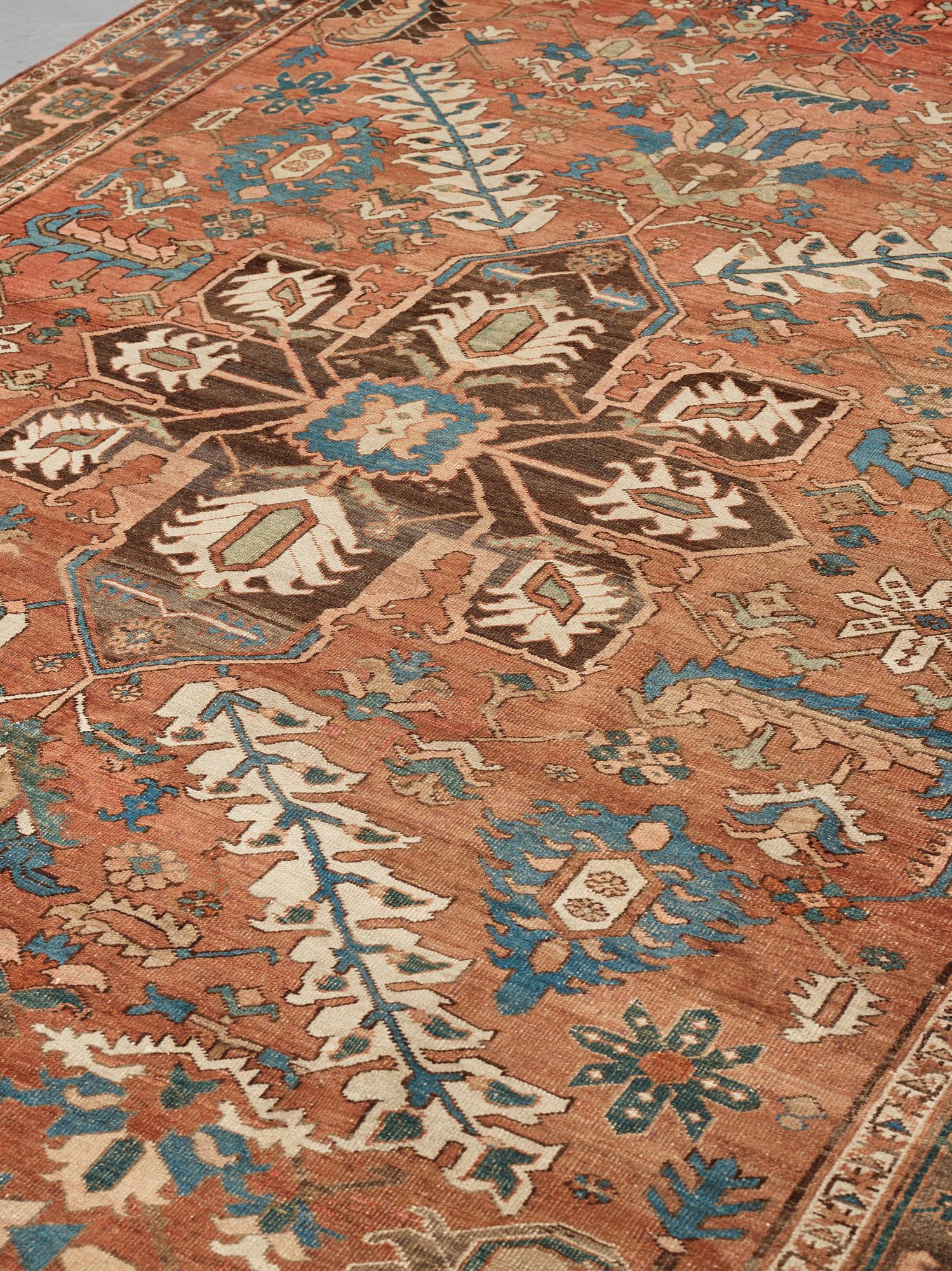 Matto, an antique Heriz, ca 454,5-460,5 x 268-285 cm.