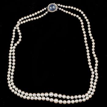 COLLIER, oldade saltvattens pärlor, lås 18k vitguld med cabochonslipad akvamarin.