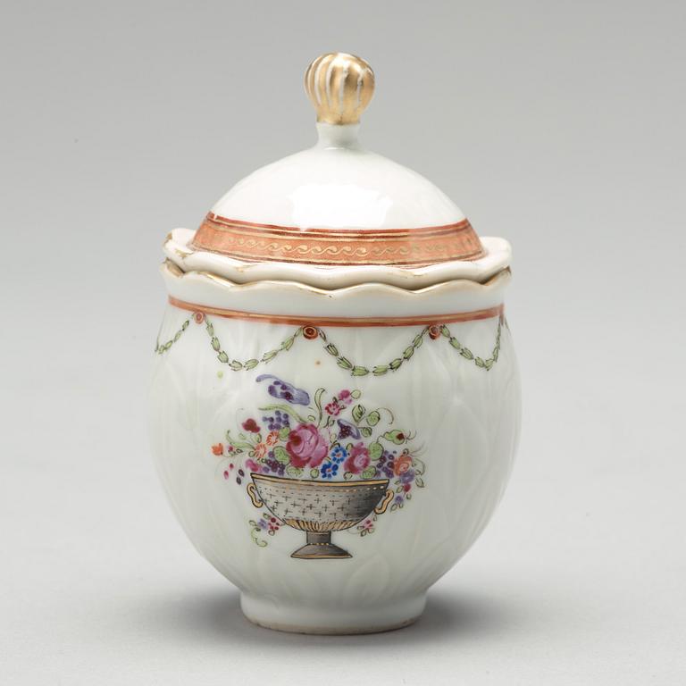 A part dinner service, Qing dynasty, Qianlong (1736-1820). (19 pieces).