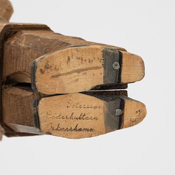 Axel Petersson Döderhultarn, skulptur, signerad. Delvis bemålat trä, höjd 27,5 cm.