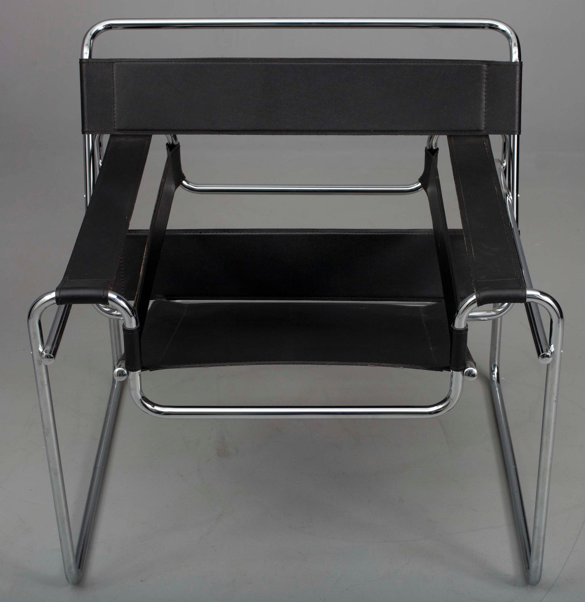 FÅTÖLJER, ett par, "Wassily", läder och stålrör, efter Marcel Lajos Breuer modell, 1900-talets senare hälft.