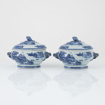 A pair of blue and white tureens, Qing dynasty, Qianlong (1736-95).