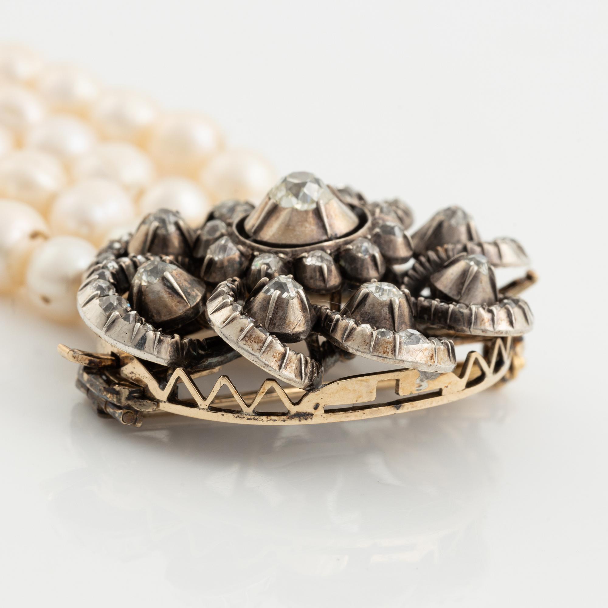 Collier/brooch, four-stranded with cultured pearls, clasp with old-cut diamonds.