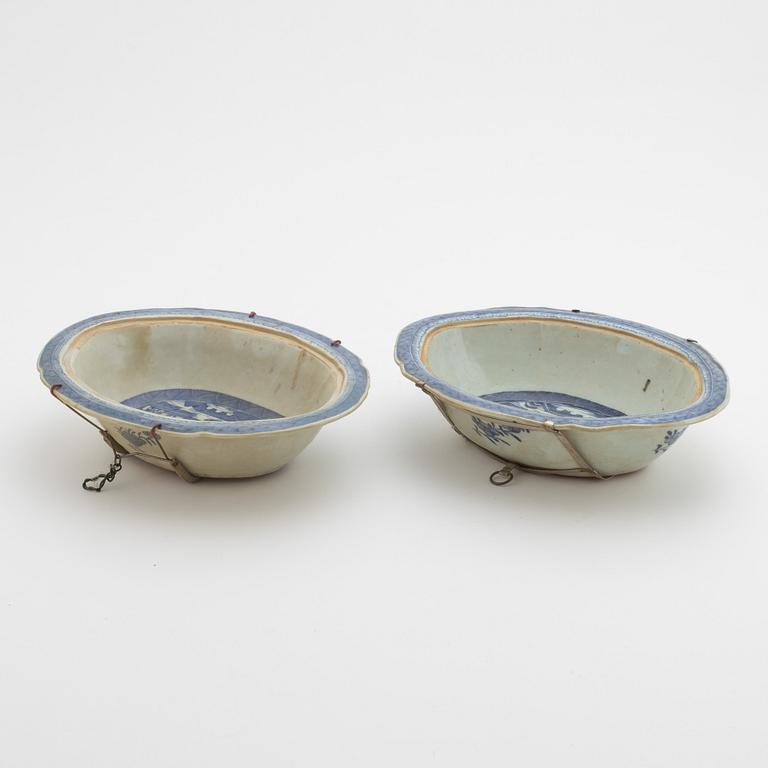 Skålfat, två stycken, porslin, Kina, Jiaqing, (1796-1820).