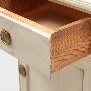 Pottskåp, Gustaviansk stil, 1900-talets första hälft.