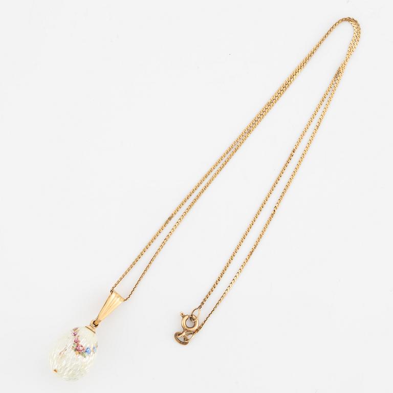 Pendant, egg with enamel decoration of roses, with chain.