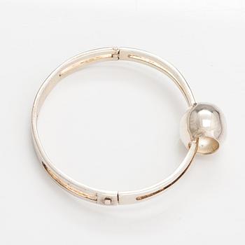 A sterling silver ring and bracelet. Kaunis koru, Helsinki 1977.