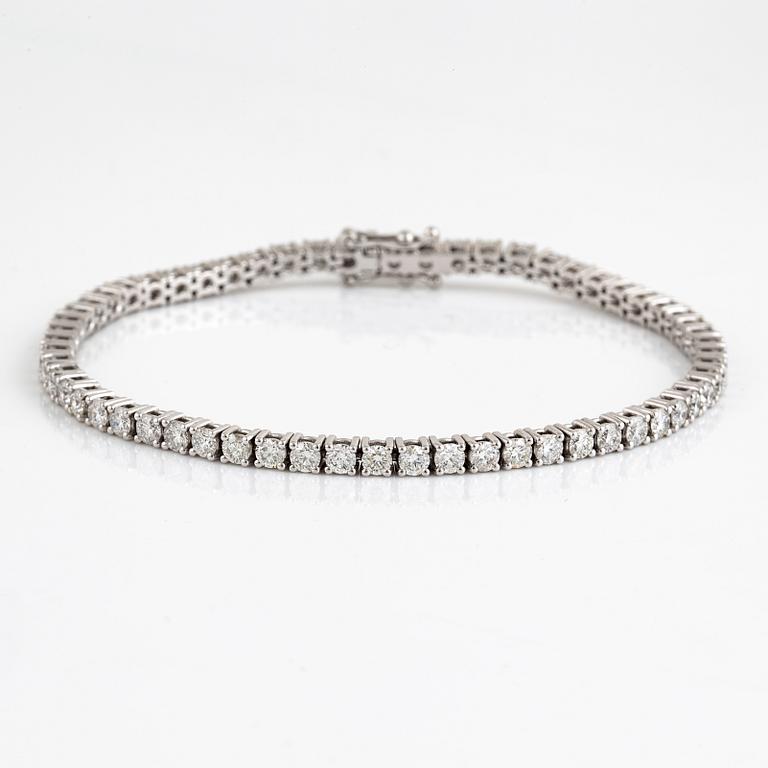 Brilliant-cut diamond tennis bracelet.