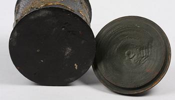 TOBAKSBURK, gjutjärn samt trä, dat 1793.