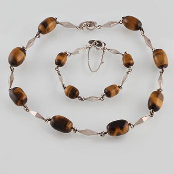 ARMLÄNK SAMT HALSLÄNK, sterlingsilver med tigeröga , Saarela Arvo, Enköping, 1963. Vikt 75,8 gram.