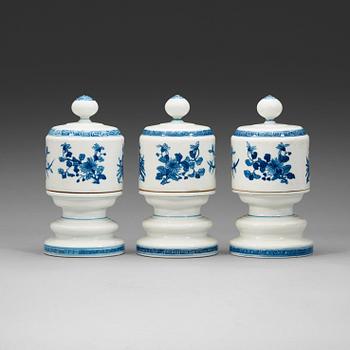 382. Three presentation stands with covers, Qing dynasty (1644-1912).