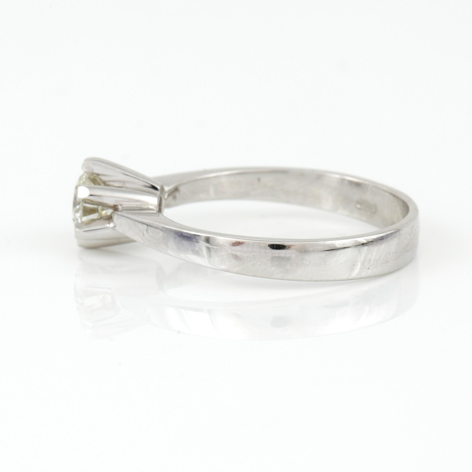 RING, 18K vitguld med briljantslipad diamant, ca 0,54 ct. Vikt 3,83 g.