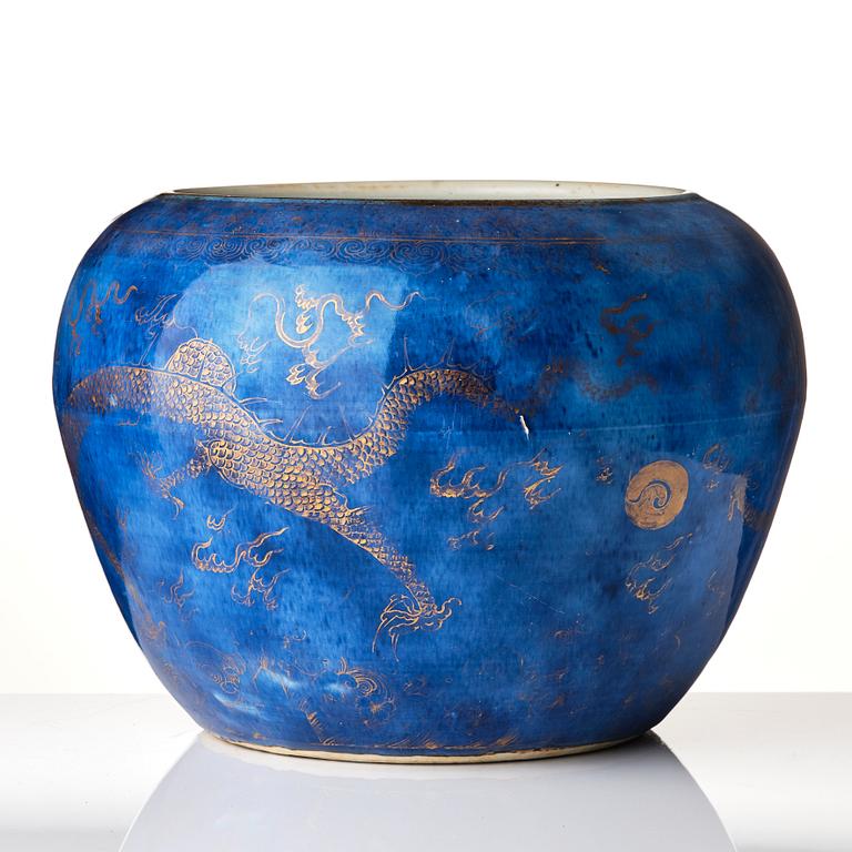 A large 'four-clawed dragon' jardiniere, Qing dynasty, 18th century.