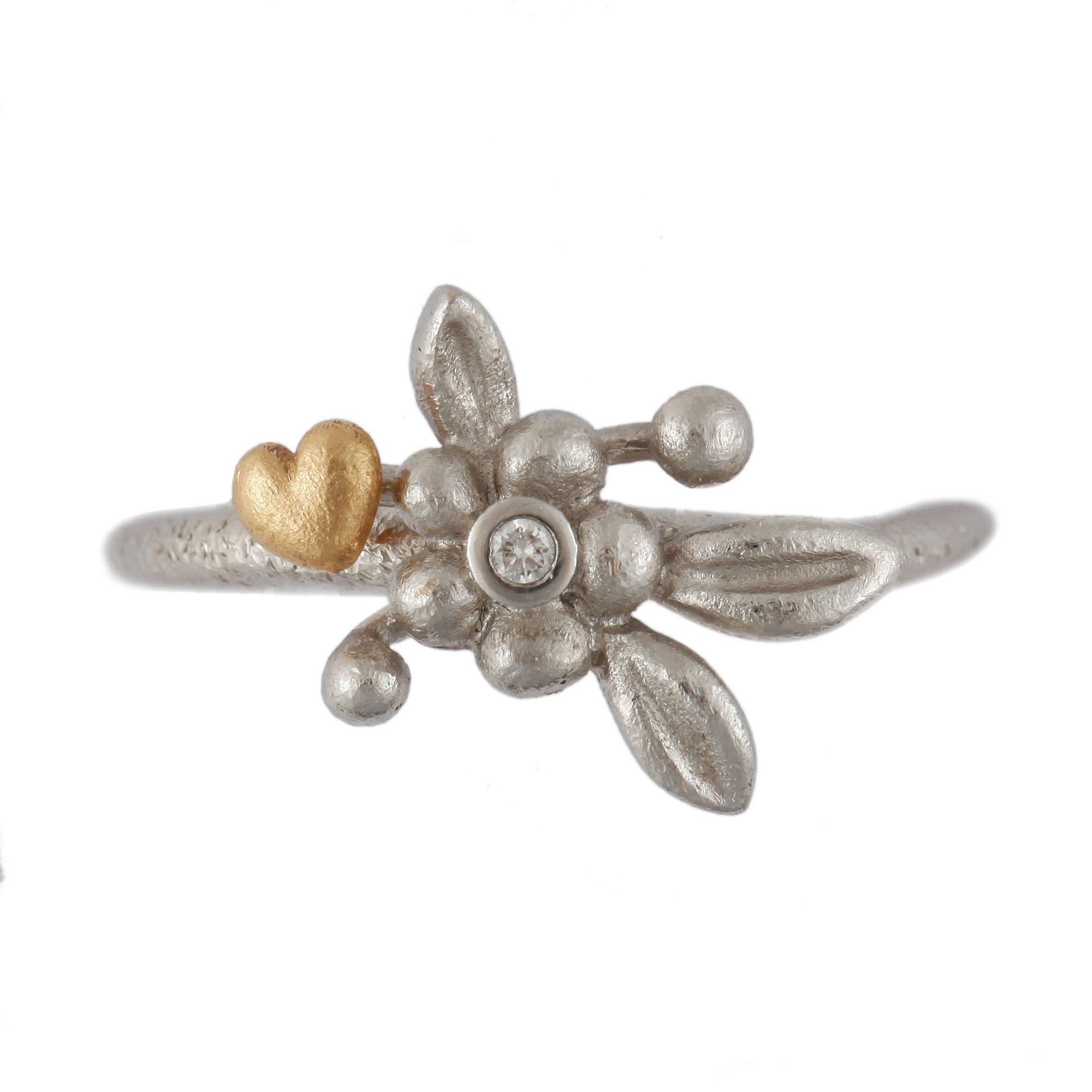 RING, "Love", Ole Lynggaard, 18k vitguld med diamant, vikt 6,3g.