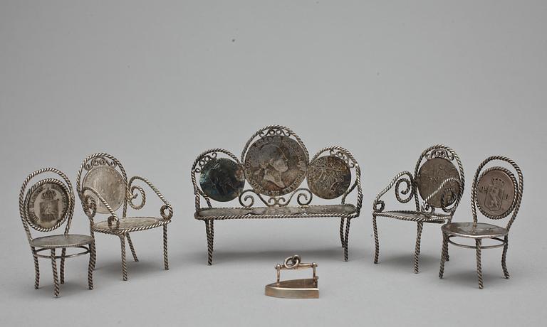 MINIATYRMÖBLER och STRYKJÄRN, 10 delar, silver, sekelskiftet 1900. Totalvikt 100 gr.