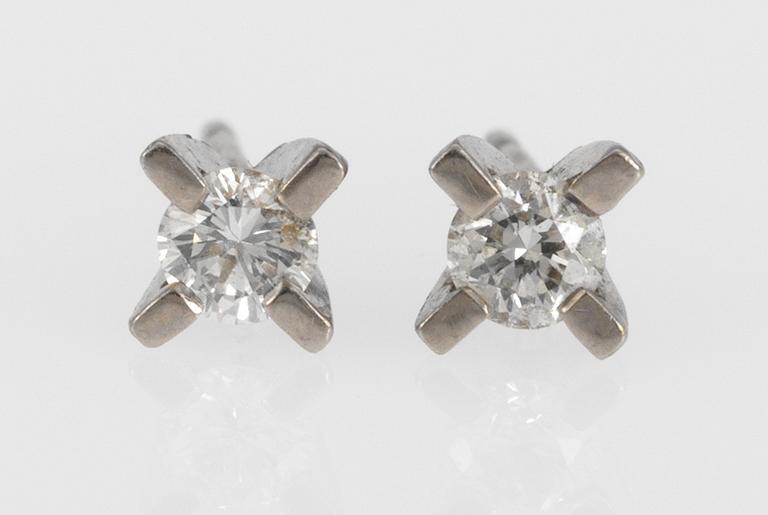 EARRINGS, set with each one brilliant cut diamond, app. tot. 0.35 cts.