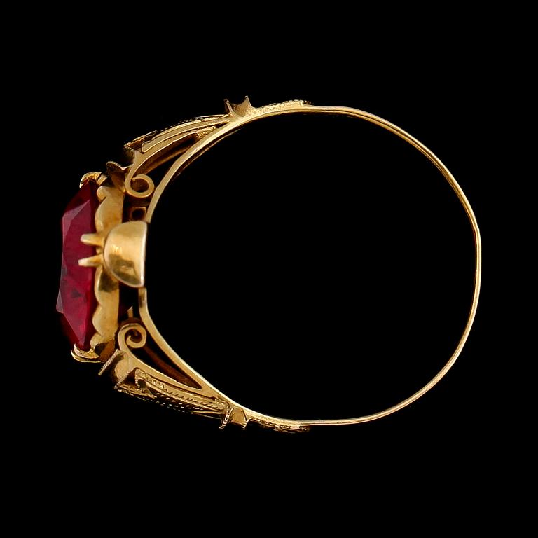 RING, 14K guld och röd sten. Total vikt ca 3 g.