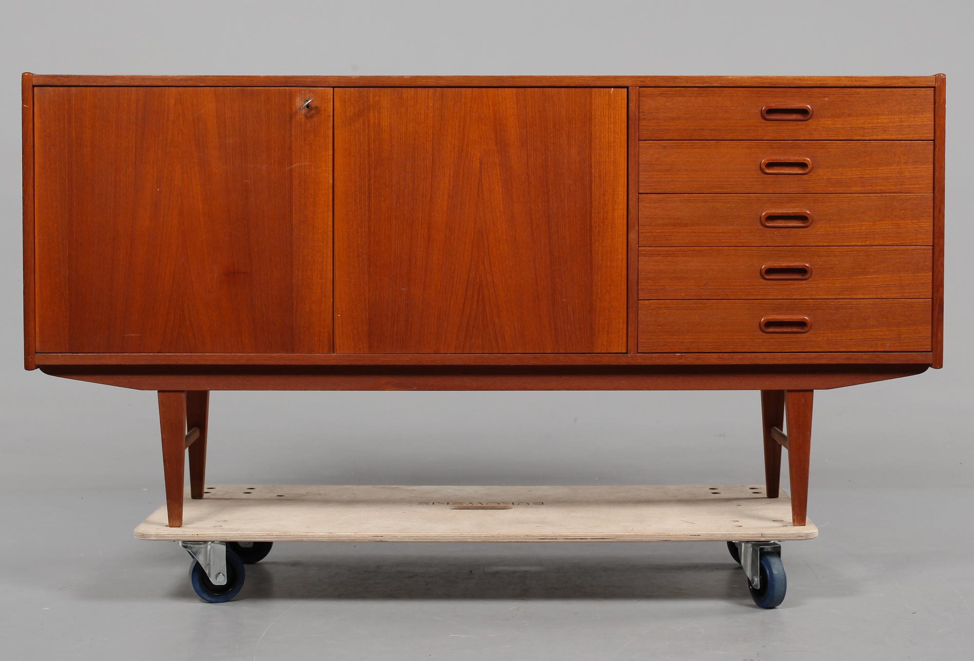SIDEBOARD, 1900-talets tredje kvartal.