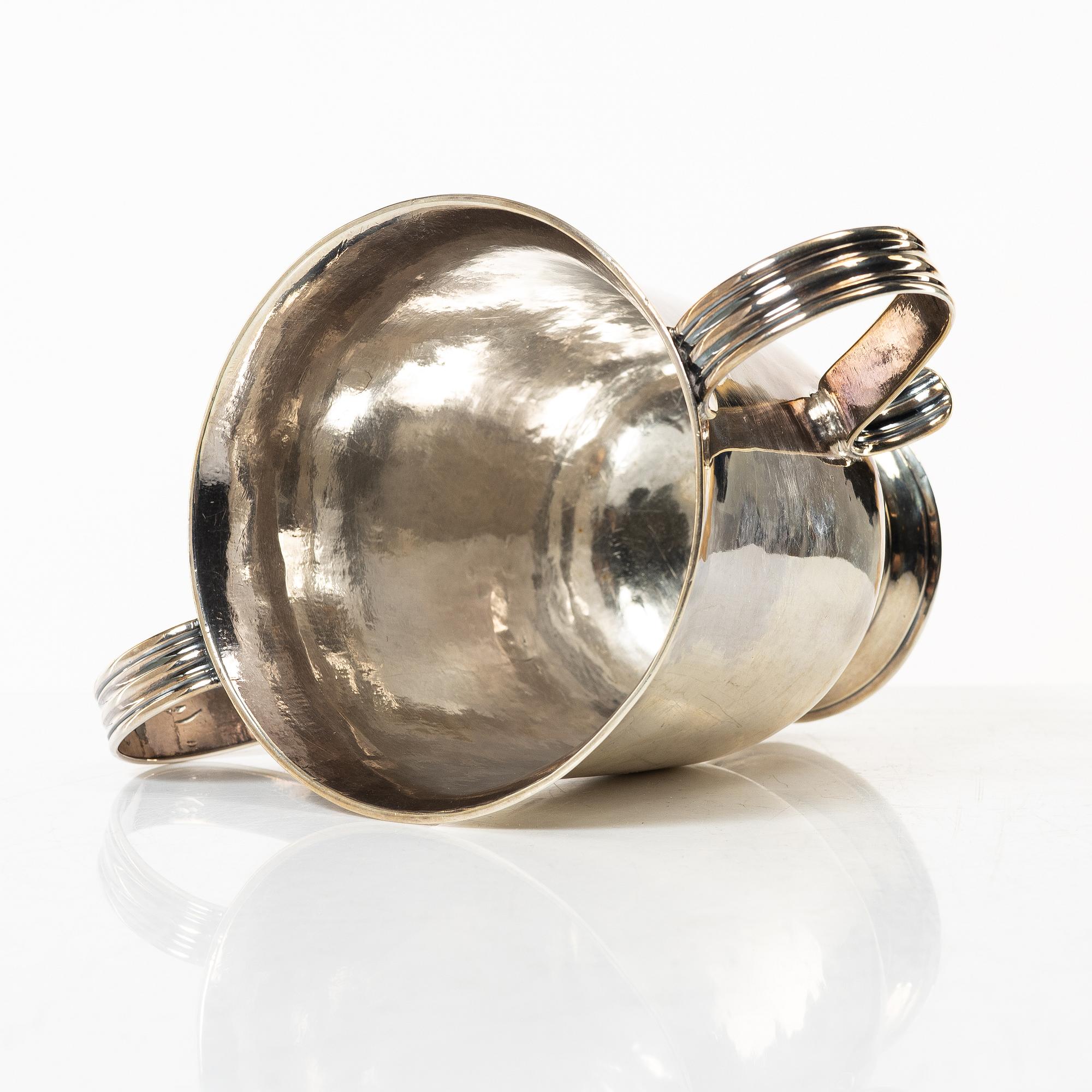 An English silver porringer, mark of Benjamin Cartwright I, London 1760.