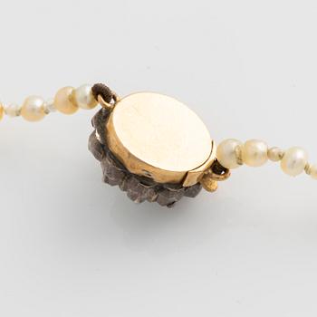 Pearl necklace, with graduated pearls.