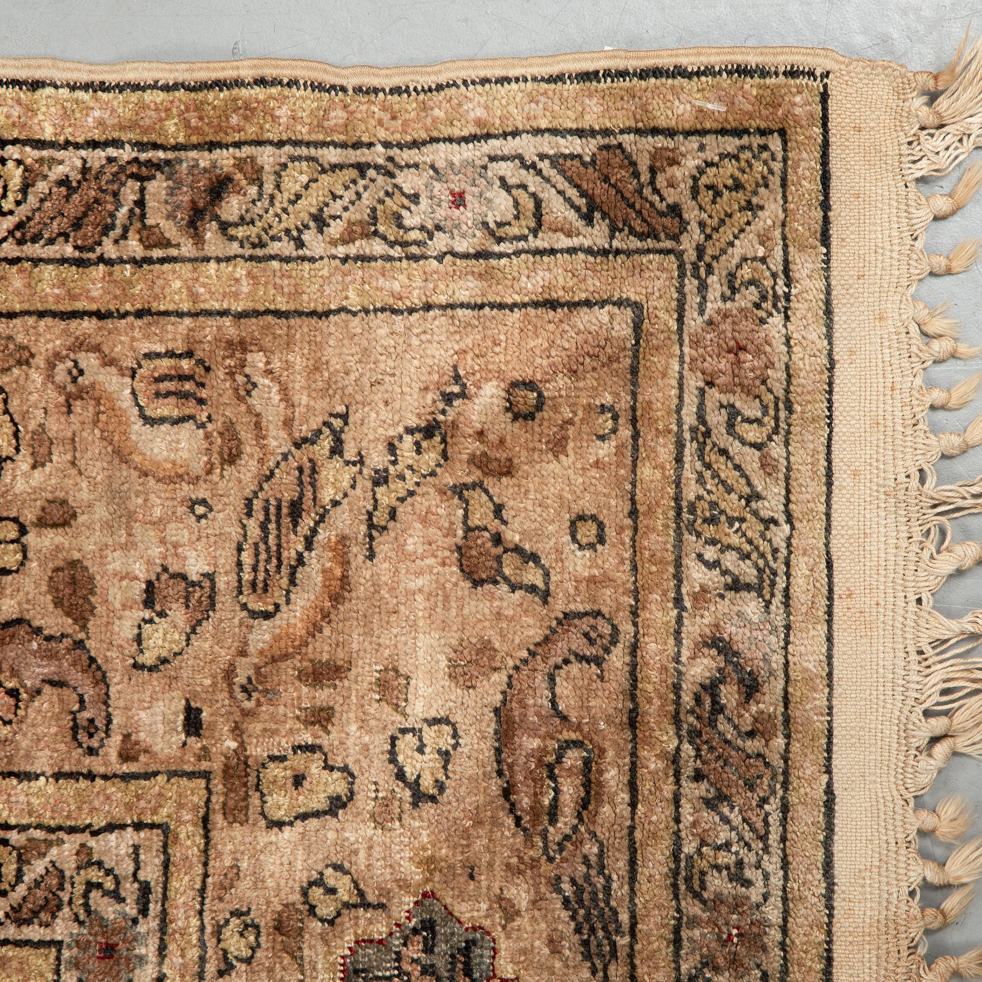 A rug, a semi-antique Kayseri, ca 180-182,5 x 121,5-125,5 cm (as well as the ends with 2 and 3 cm flat weave).