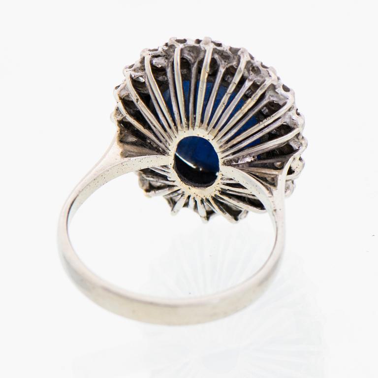 RING, cabochonslipad stjärnsafir, briljantslipade diamanter, 18K vitguld.