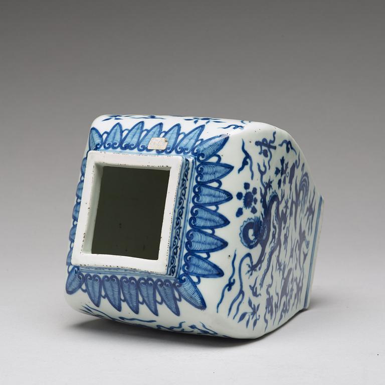 A blue and white vase, late Qing dynasty/Republic with Wanli mark.