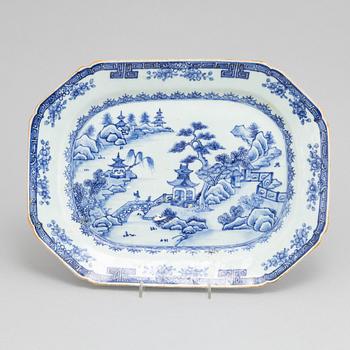 A Chinese blue and white serving dish, Qing dynasty, Qianlong (1736-95).