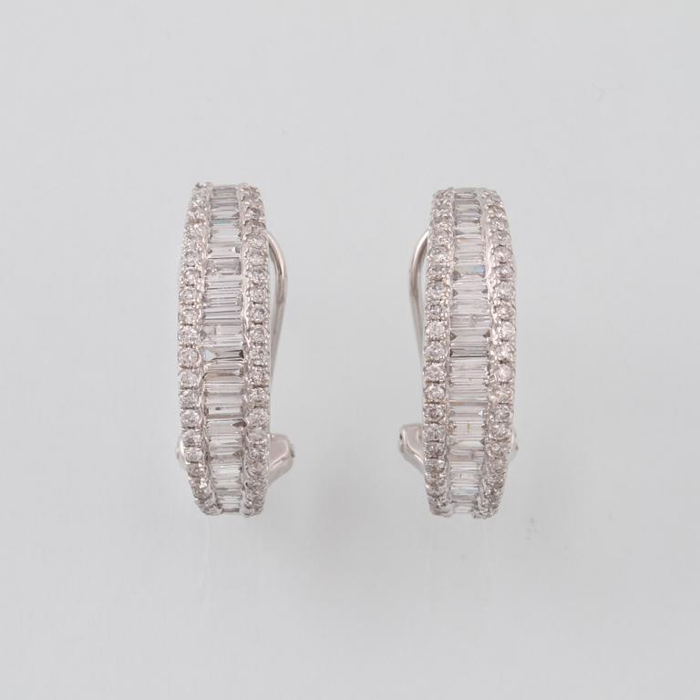 ÖRHÄNGEN, 18K vitguld med briljant och baguetteslipade diamanter ca 1.60 ct. Vikt 8,7 gram.