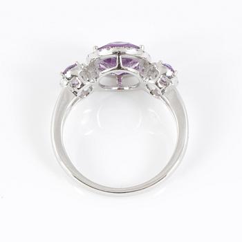 RING, 14k vitguld med tre ovalslipad ametist tot ca 2,03 ct omgivs av små åttkantslipade diamanter. Vikt 4,08 g.