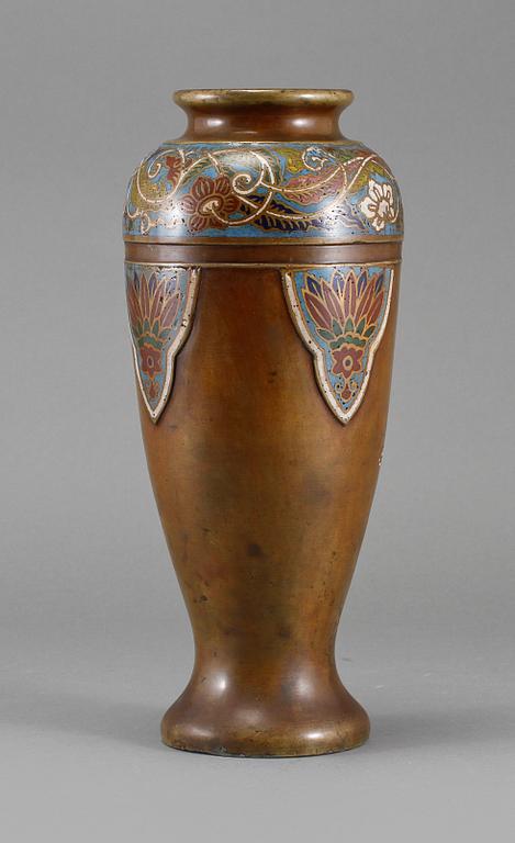 VAS, cloissoné, Kina, 1900-talets början.