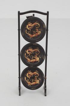 CAKESTAND, kinesiserande. 1900-tal.