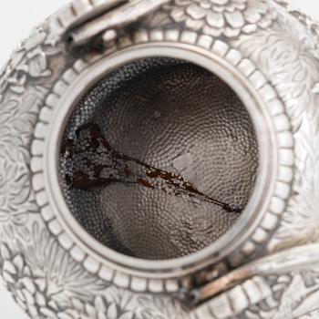 A Japanese silver teapot, maker's mark of Konoike, early 20th century.