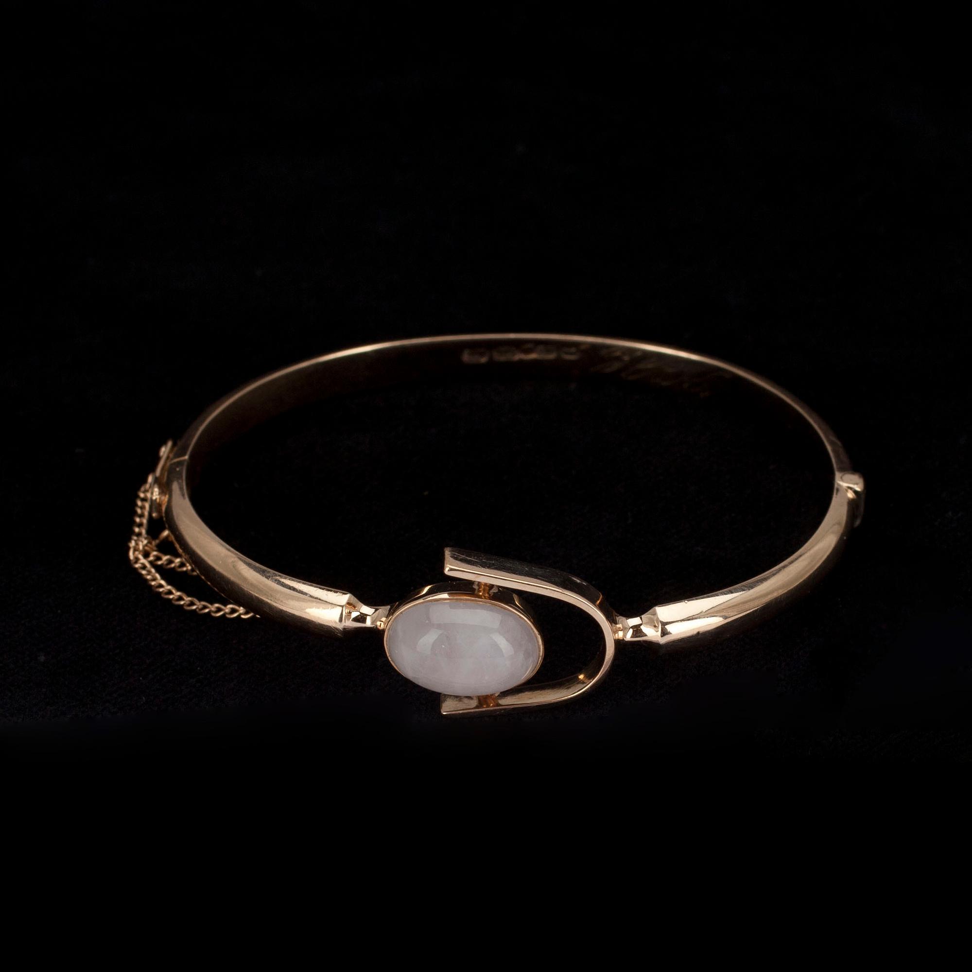 ARMRING, guld 14K, snökvarts, N. Westerback, Helsingfors 1958. Vikt 11,2 g.
