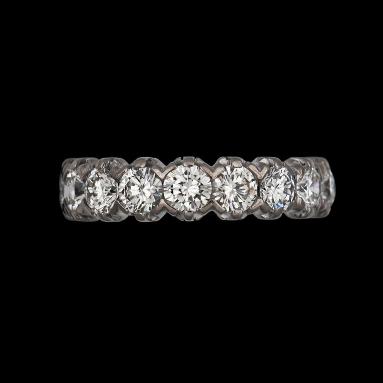 RING, helallians, med 17 st briljantslipade diamanter tot. ca 4.60 ct.