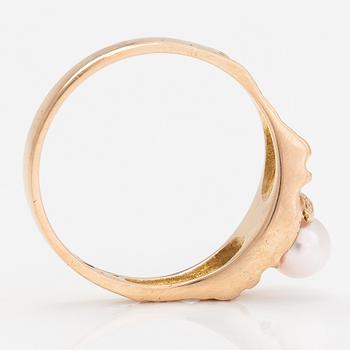 Björn Weckström, A 14K gold and cultured pearl ring "Small word". Lapponia 1974.