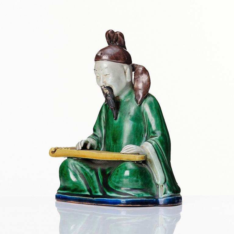 A famille verte figure of man playing the qin, Qing dynasty, Kangxi (1662-1722).