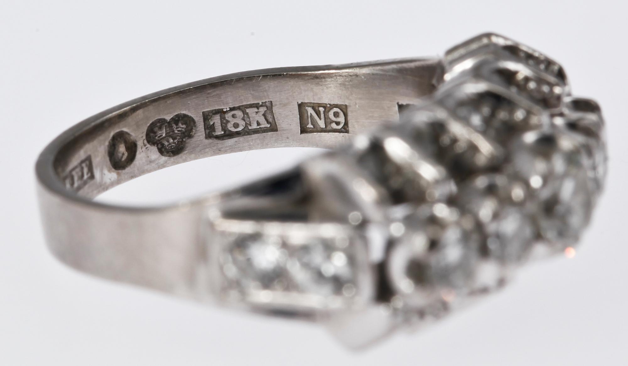 RING, 18 K vitguld med briljantslipade dianmanter, 1963.