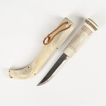 A reindeer horn knife by Esse Poggats.