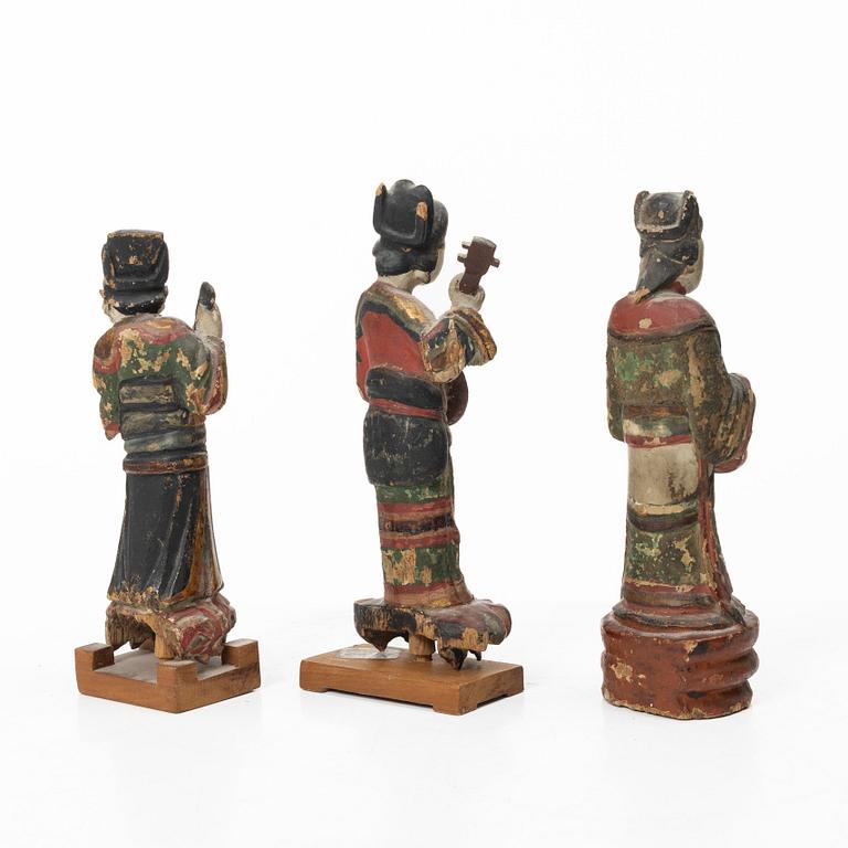 Figuriner, tre stycken, bemålat trä, sen Qingdynasti, 1800-tal.